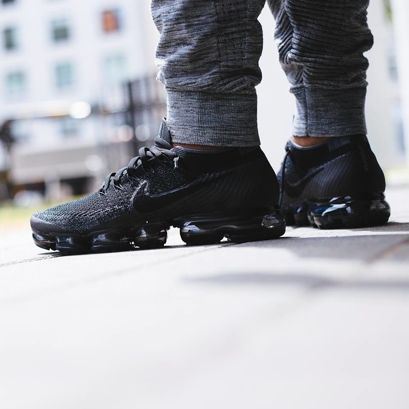 Nike vapormax flyknit hot sale triple black 1.0